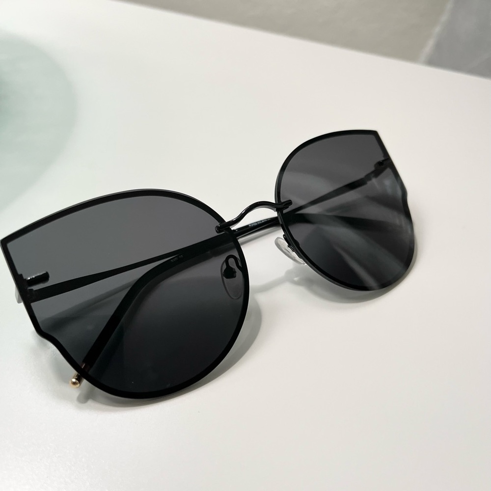 Women’s Fashion Oversized Sunglasses Black - Picture 2 of 8